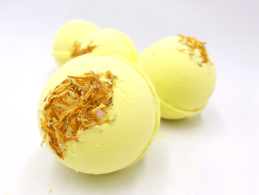 Bath bomb: Pack of 4 {Chamomile, Grapefruit, Lavendar & Vanilla}
